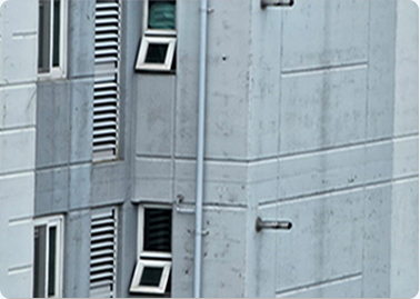 시간이 지남에 따라 다시 균열이 발생한 사진